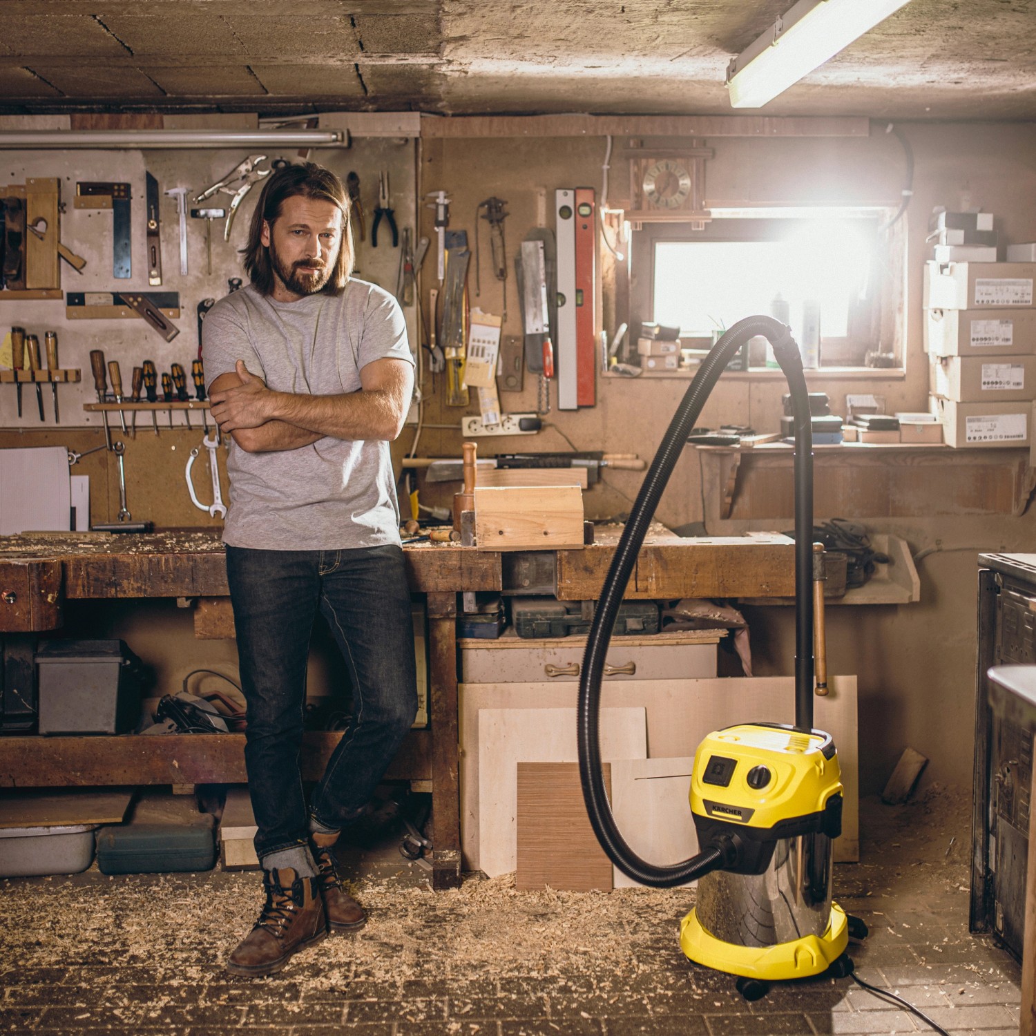 Kärcher WD 6 P S V-30/6/22/T Nass-Trockensauger im Einsatz in Werkstatt mit Mann.