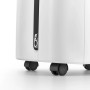 Detailaufnahme: Weißes DeLonghi Klimagerät PAC EX100 Silent mit Rollen.