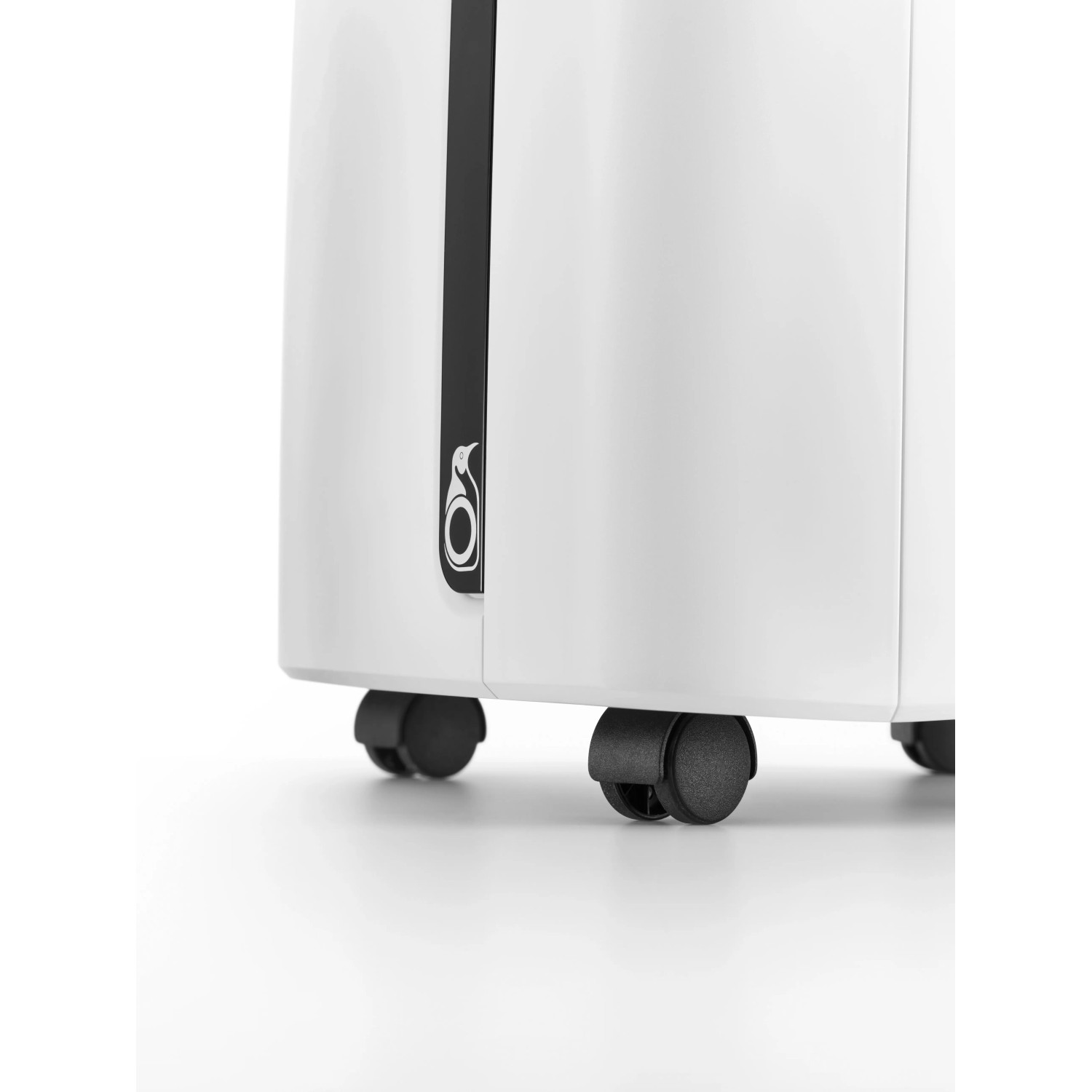 Detailaufnahme: Weißes DeLonghi Klimagerät PAC EX100 Silent mit Rollen.