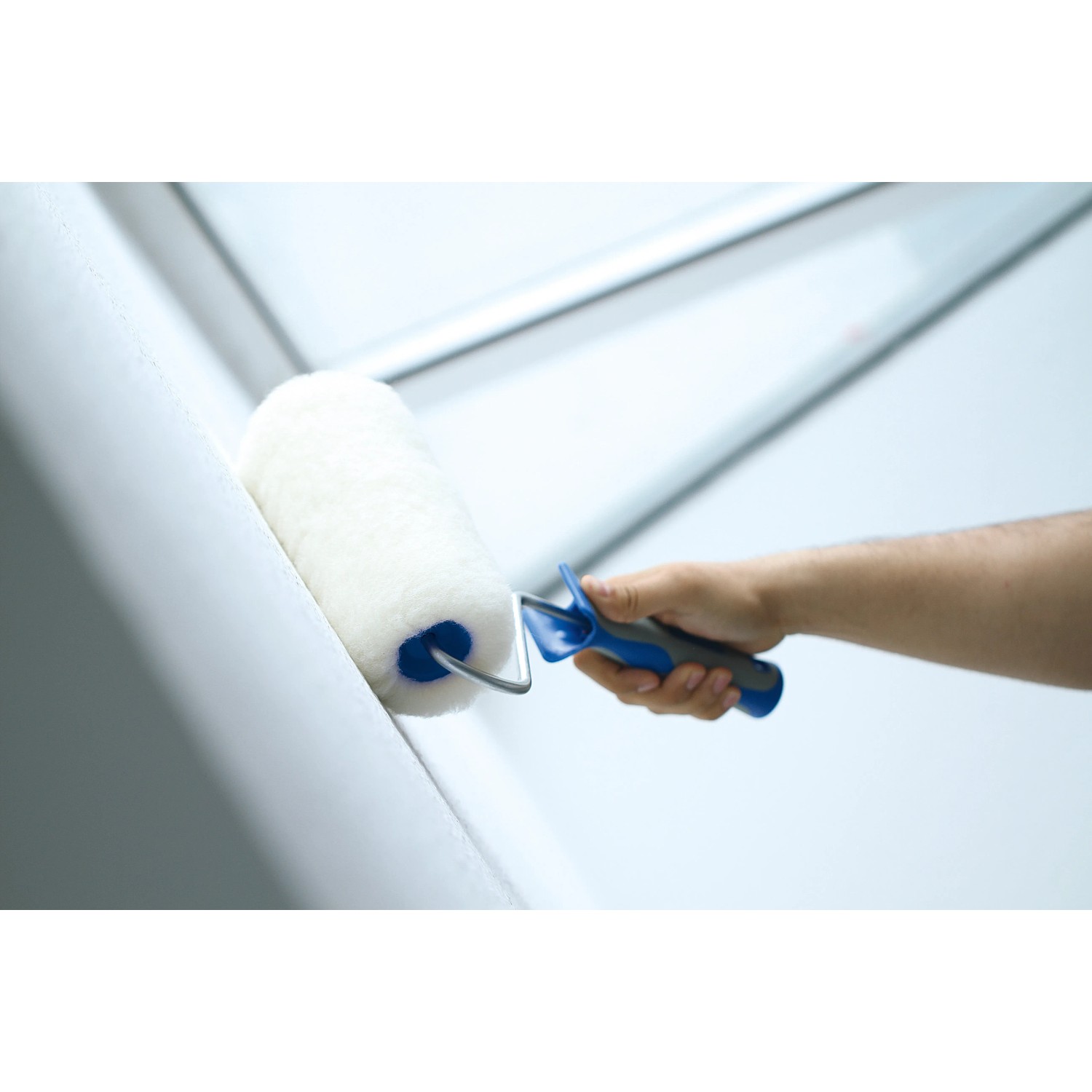 LUX Lammfellwalze (2er-Set, 10 cm) beim Streichen einer Wand.