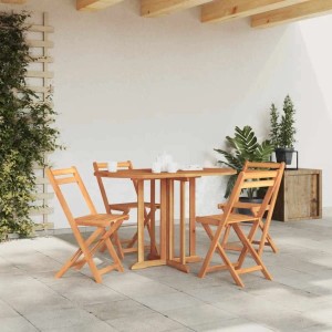 Gartentisch Butterfly aus Teakholz, klappbar, mit vier Stühlen im Garten.