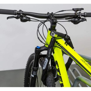 Abus Kettenschloss CH Lock 5407 am Fahrrad befestigt.