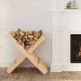 Kaminholzhalter aus Kiefernholz, gefüllt mit Holzscheiten, neben einem Kamin.