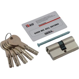 ISEO Profildoppelzylinder 6500 MC, 45/45 mm, mit 5 Schlüsseln, Servicekarte und Befestigungsschraube.