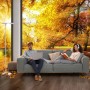 Weiße Ledvance Sun@Home Smart+ Stehlampe (180 cm) im Wohnzimmer mit zwei Personen auf einem Sofa.