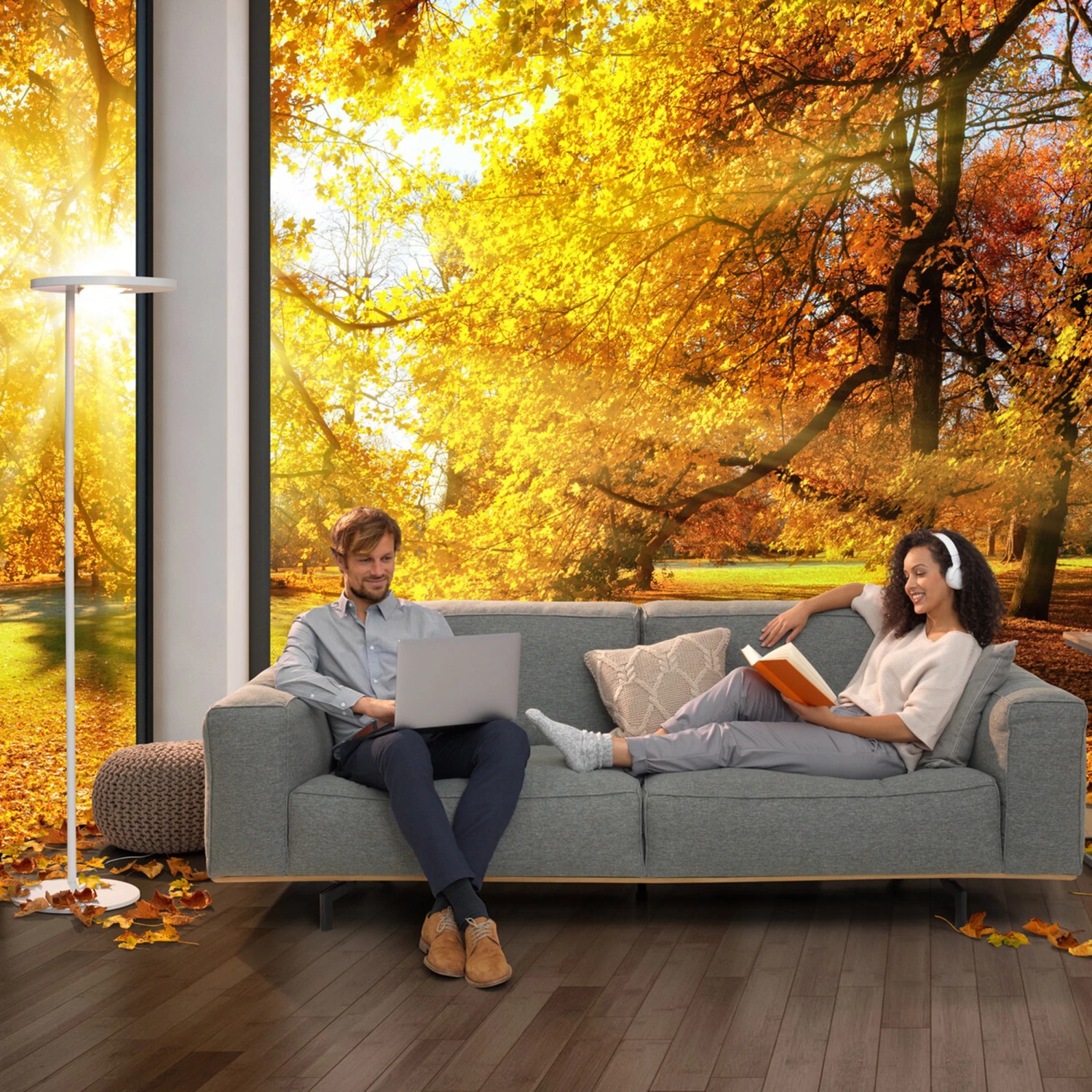 Weiße Ledvance Sun@Home Smart+ Stehlampe (180 cm) im Wohnzimmer mit zwei Personen auf einem Sofa.