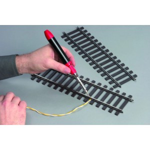 Rothenberger Industrial Micropen Gaslötkolben beim Löten eines gelben Drahtes an Modellbahnschienen. Ideal für Modellbau.