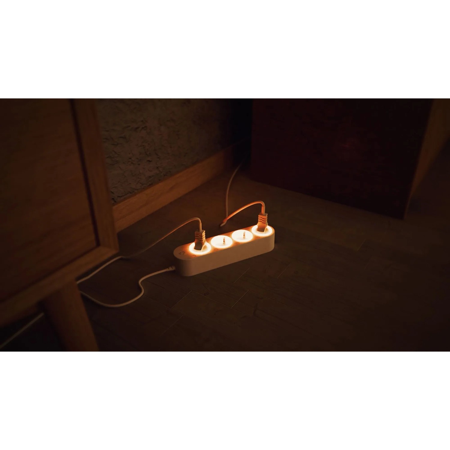 Weiße Shelly Power Strip 4 Gen 4 smarte Steckdosenleiste mit vier Steckdosen und zwei eingesteckten Geräten.