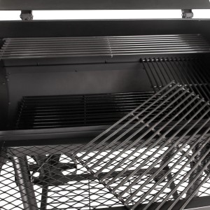 Innenansicht Taino Yuma Smoker Grillwagen mit Grillrosten und Kohlenrosten.