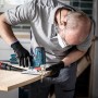 Bosch Expert Stichsäge mit Stichsägeblatt T308BO im Einsatz beim Holzsägen für ausrissfreie Schnitte.