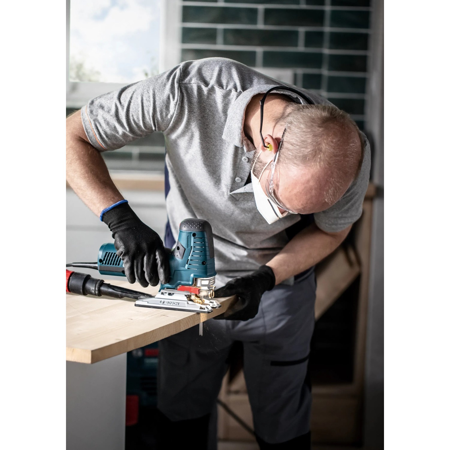 Bosch Expert Stichsäge mit Stichsägeblatt T308BO im Einsatz beim Holzsägen für ausrissfreie Schnitte.