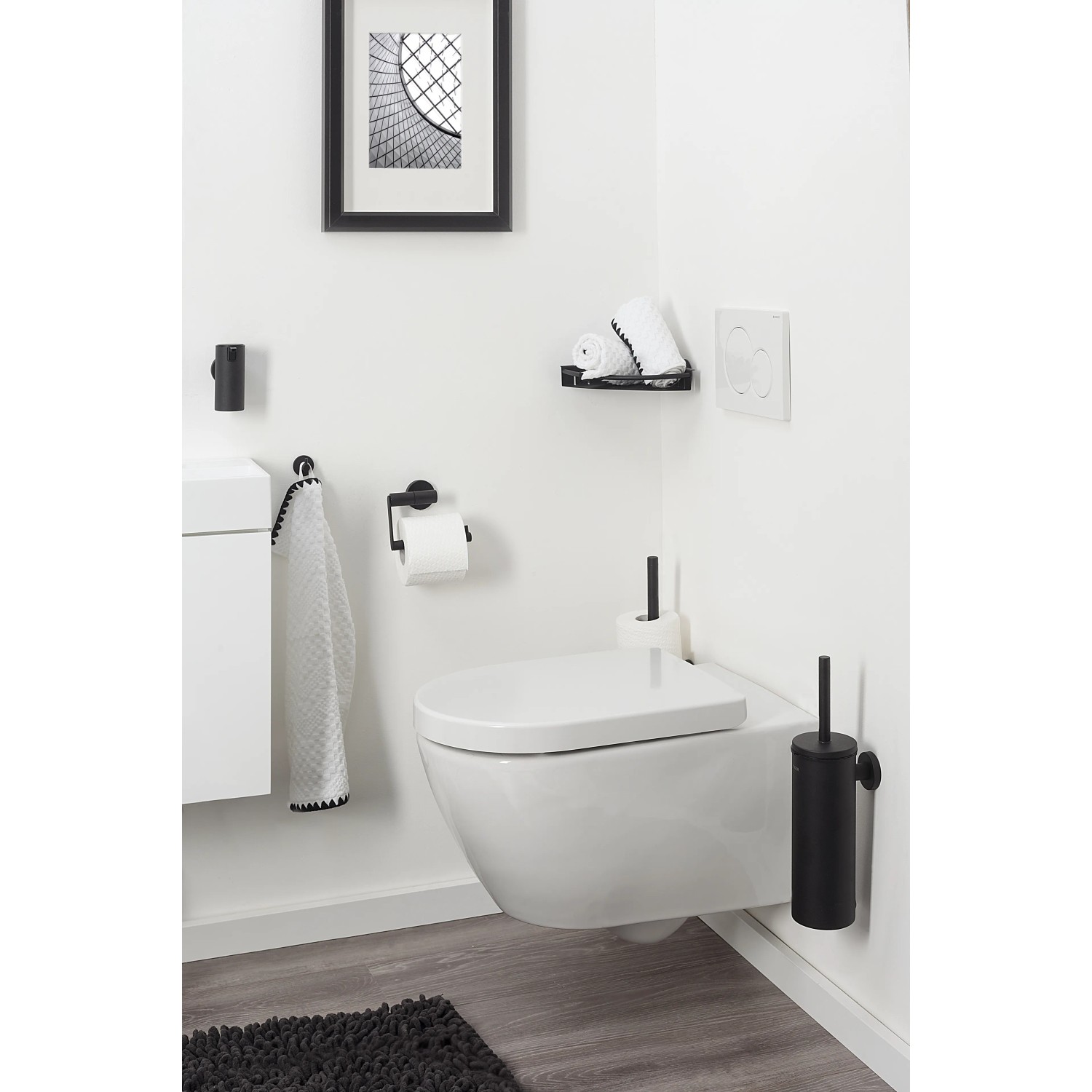 Schwarzer Tiger Toilettenpapierhalter Boston aus Edelstahl im modernen Badezimmer.