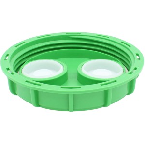 Grüner IBC Schraubdeckel (150 mm) mit zwei weißen R2 Zoll Spundstopfen für Regentonnen.