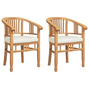 Zwei braune Gartenstühle aus Teak-Massivholz mit weißen Sitzkissen.