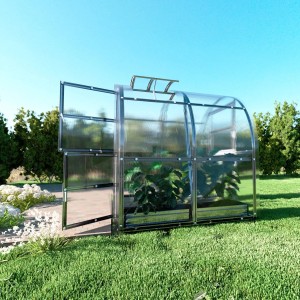 Klasika Slim Gewächshaus 4m² mit Polycarbonat, Tür geöffnet, im Garten.