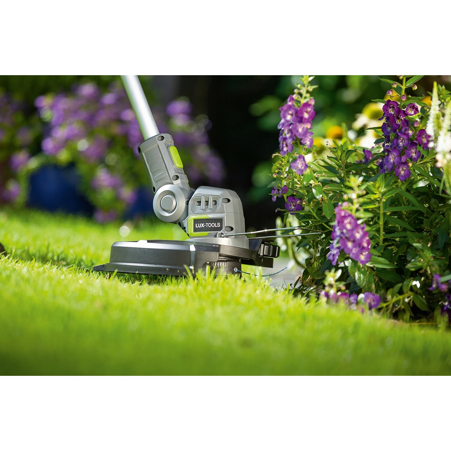 LUX Akku-Rasentrimmer A-RT-20/25 im Einsatz, kabelloser Trimmer für Garten und Rasen.