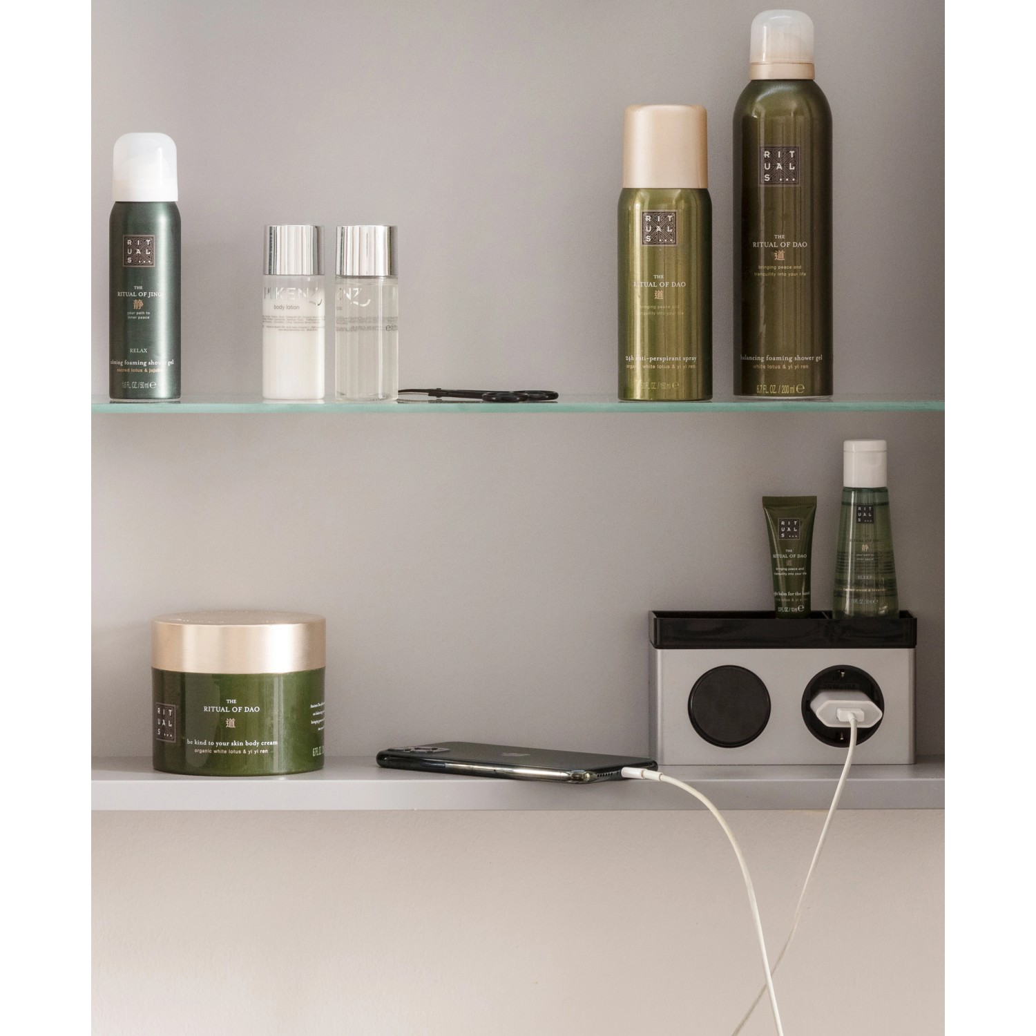 Fackelmann Spiegelschrank B.Clever Alaska Esche 120 cm, Innenansicht mit Badutensilien und Steckdose.