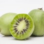 Drei Mini-Kiwis, davon eine halbiert, zeigen das grüne Fruchtfleisch mit schwarzen Kernen.