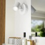 Weiße Eglo Consuma 1 Wandleuchte, drehbarer Spot, leuchtet an weißer Wand über Regal. IP44 Spritzwasserschutz für Bad, Flur.
