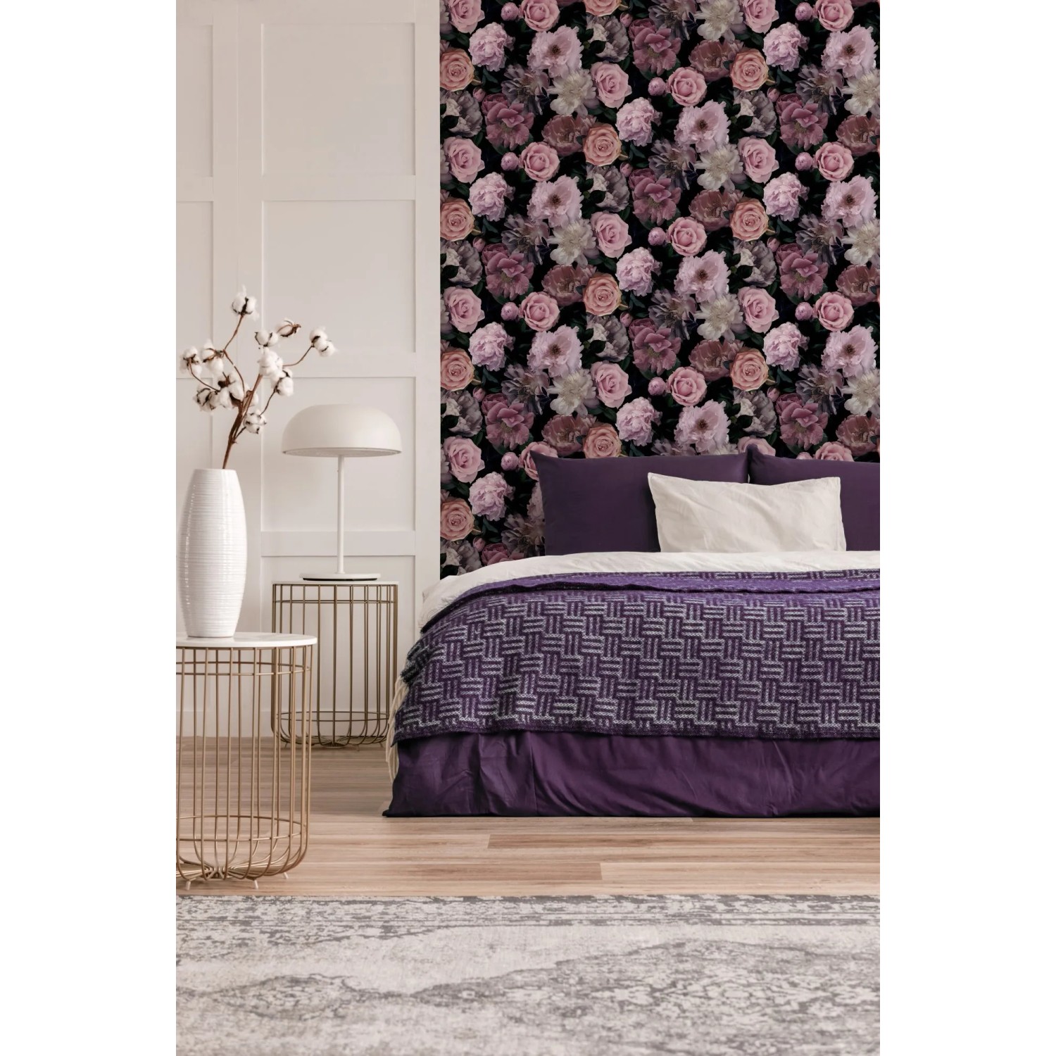 Papiertapete Fresco Pandora Drama mit Blumenmuster in Rosa- und Lilatönen auf dunklem Hintergrund.