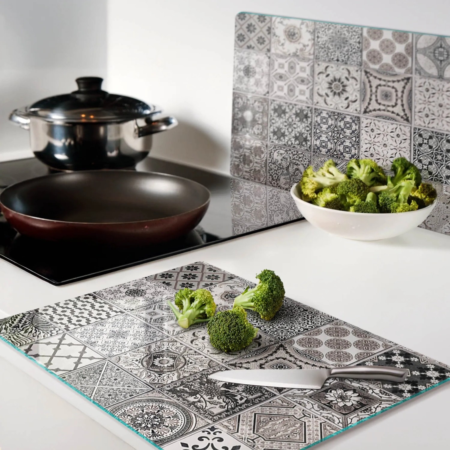 Tulup Glas-Herdabdeckplatten Set mit schwarz-weißem Fliesenmuster, als Schneidebrett und Kochfeldschutz.