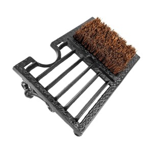 Schwarzer Gusseisen Schuhabstreifer mit Naturborsten und Schuhauszieher. Ideal für Stiefel und Outdoor-Schuhe.
