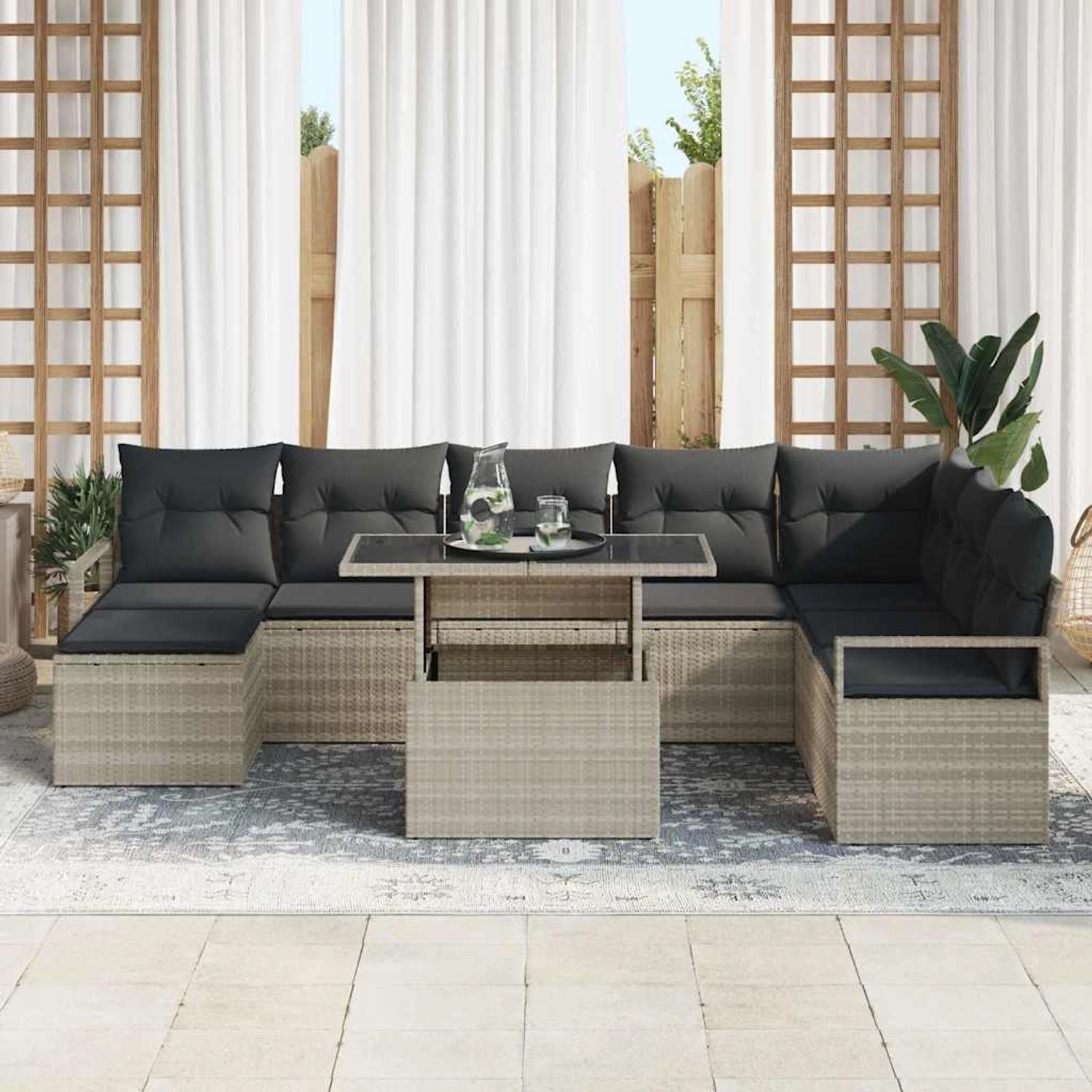 Hellgraues 9-teiliges Garten-Sofa-Set aus Poly Rattan mit Tisch und Auflagen.