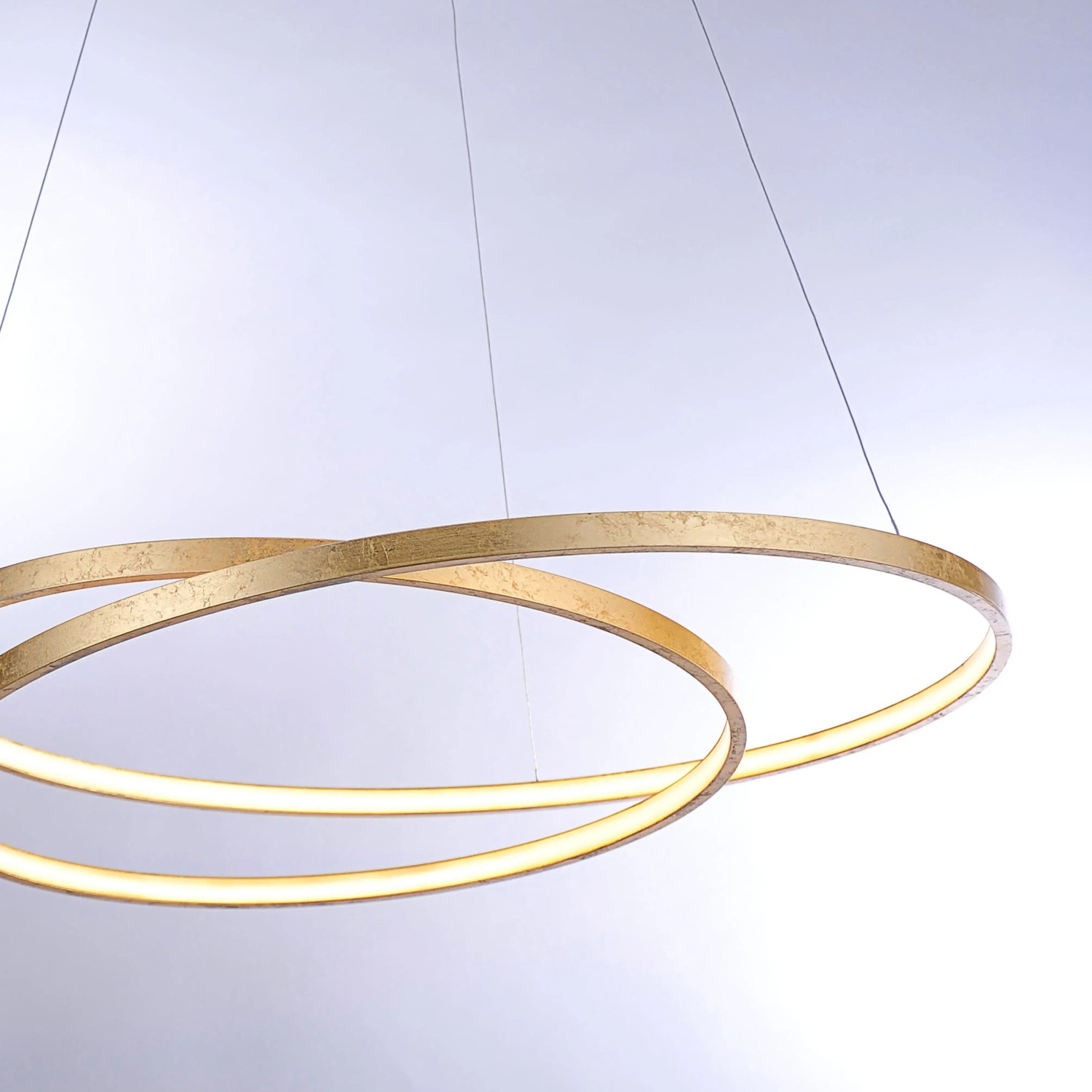 Moderne LED-Pendelleuchte Roman Gold (Ø 72 cm) von Paul Neuhaus mit warmweißem Licht.