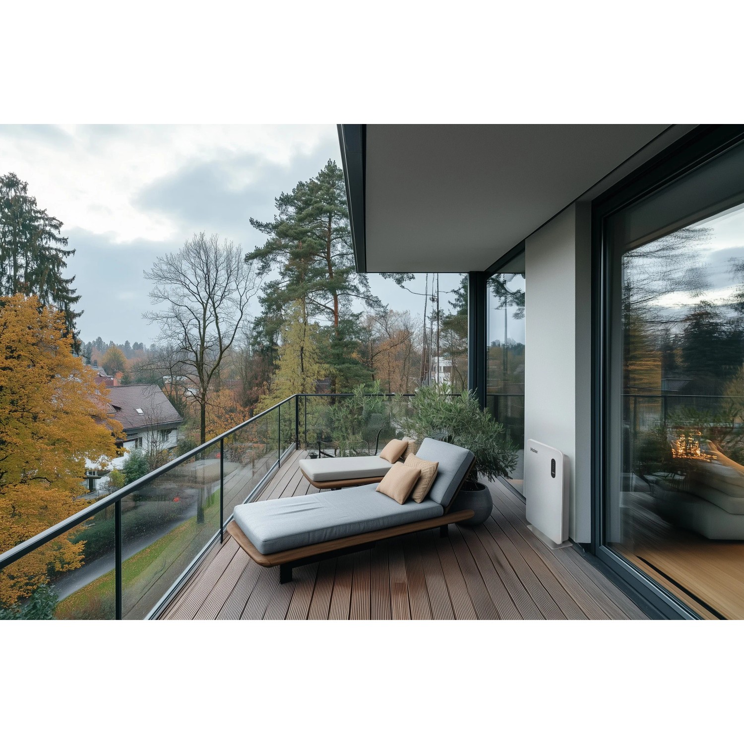 Haier Gloria HPS-2.5-800 Energiespeicher für Balkonkraftwerk auf einer Terrasse.
