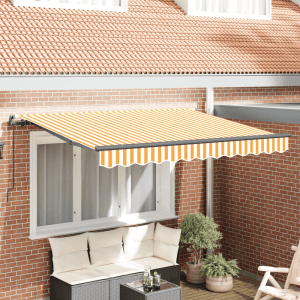Gelb-weiß gestreifte, einziehbare Markise (250x200 cm) über einer Terrasse. Bietet Sonnenschutz für Außenbereiche.