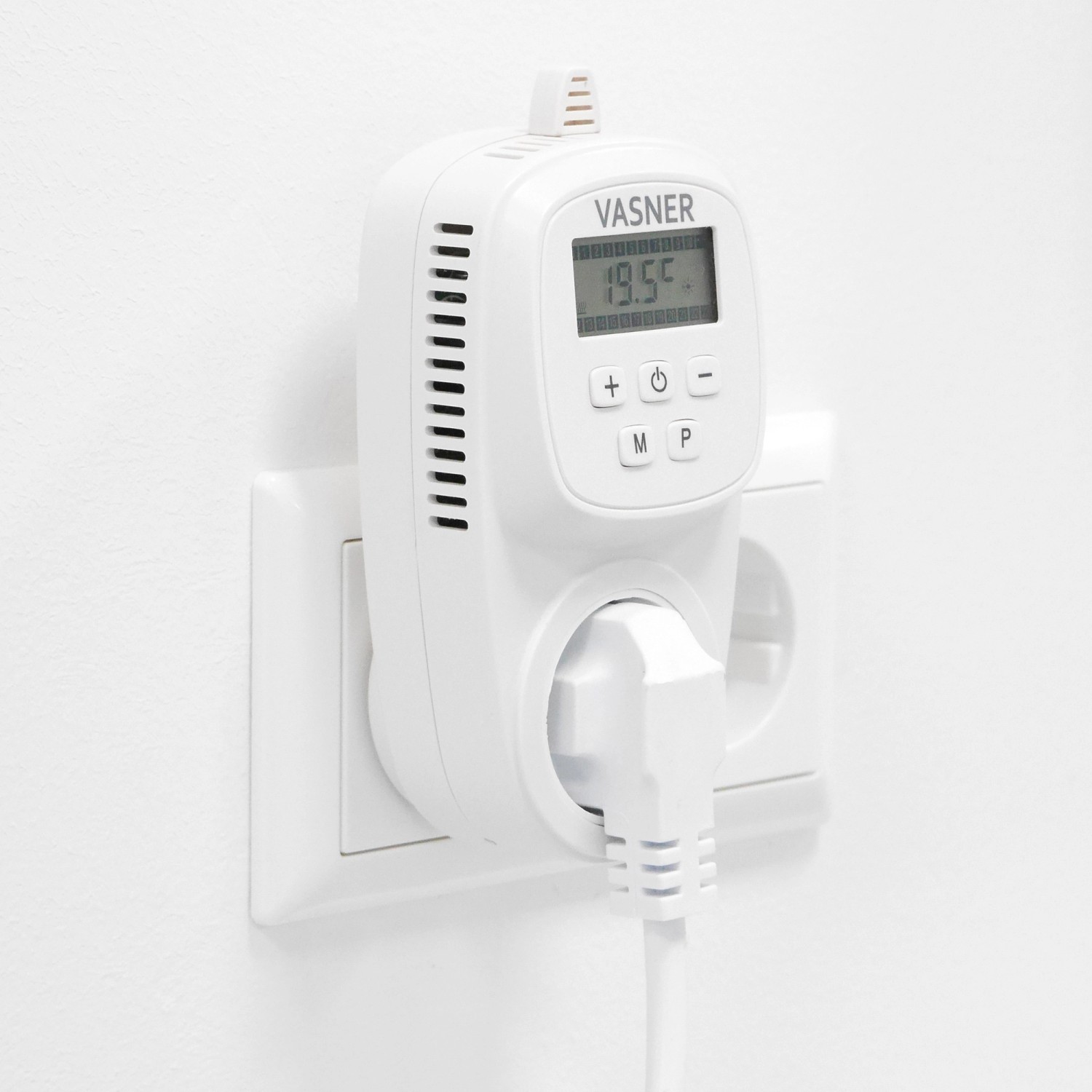 VASNER Steckdosenthermostat VUT35 für Elektroheizung, in weiße Steckdose gesteckt.