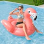 Frau auf Bestway Schwimmtier Flamenco im Pool. Aufblasbarer Flamingo mit Haltegriffen, ca. 148x127x99 cm.