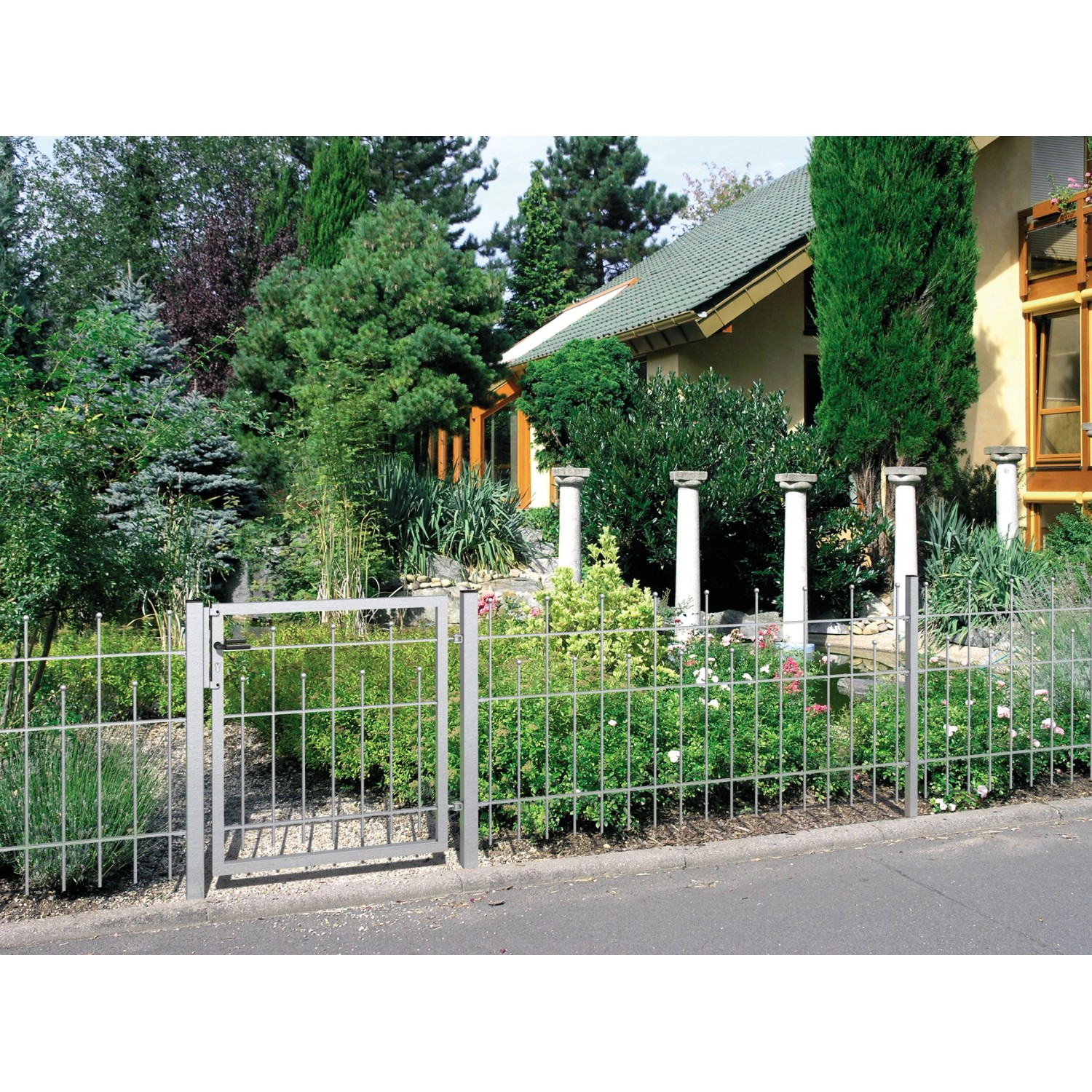 Metallzaun Grund-Set Madrid, verzinkt, zum Einbetonieren, 100x1000 cm, mit Tor vor Garten.