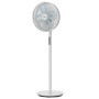 Weißer Midea Standventilator mit Doppel-Flügeldesign für angenehme Kühlung.