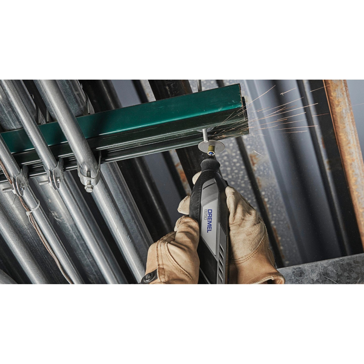 Dremel Akku-Multitool 8250-5 im Einsatz beim Schneiden eines Metallprofils.