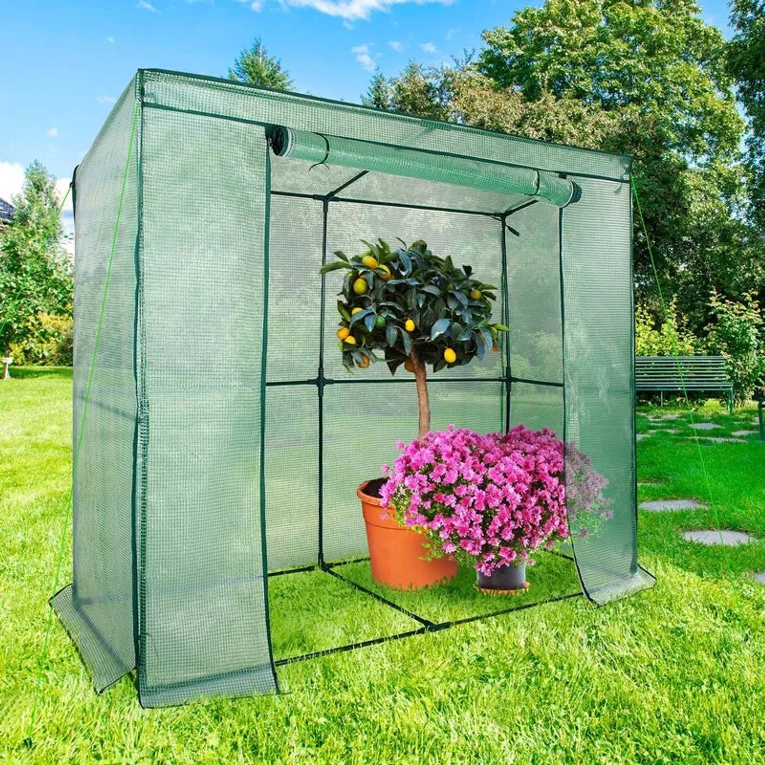 Grünes KARAT Gewächshaus Botanika 1,6 m² mit Pflanzen. Eckiges Foliengewächshaus für große Pflanzen im Garten.
