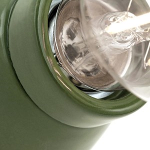 Detailaufnahme: Grüne Orion Keramik Wandleuchte mit E27 Fassung und eingesetztem Leuchtmittel.