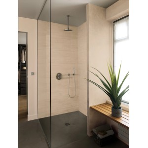 Beige Grosfillex Paneele in Holznachbildung im Duschbereich. Dekor-Paneele für Wand und Decke.