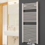 Weißer Ximax Badheizkörper Tip, 1691x600 mm, 921 Watt, mit Mittenanschluss im Badezimmer.
