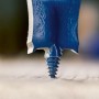 Detailaufnahme: Blauer Bosch Flachfräsbohrer Expert bohrt in Holz. Fräsbohrer Set für schnelles Bohren.
