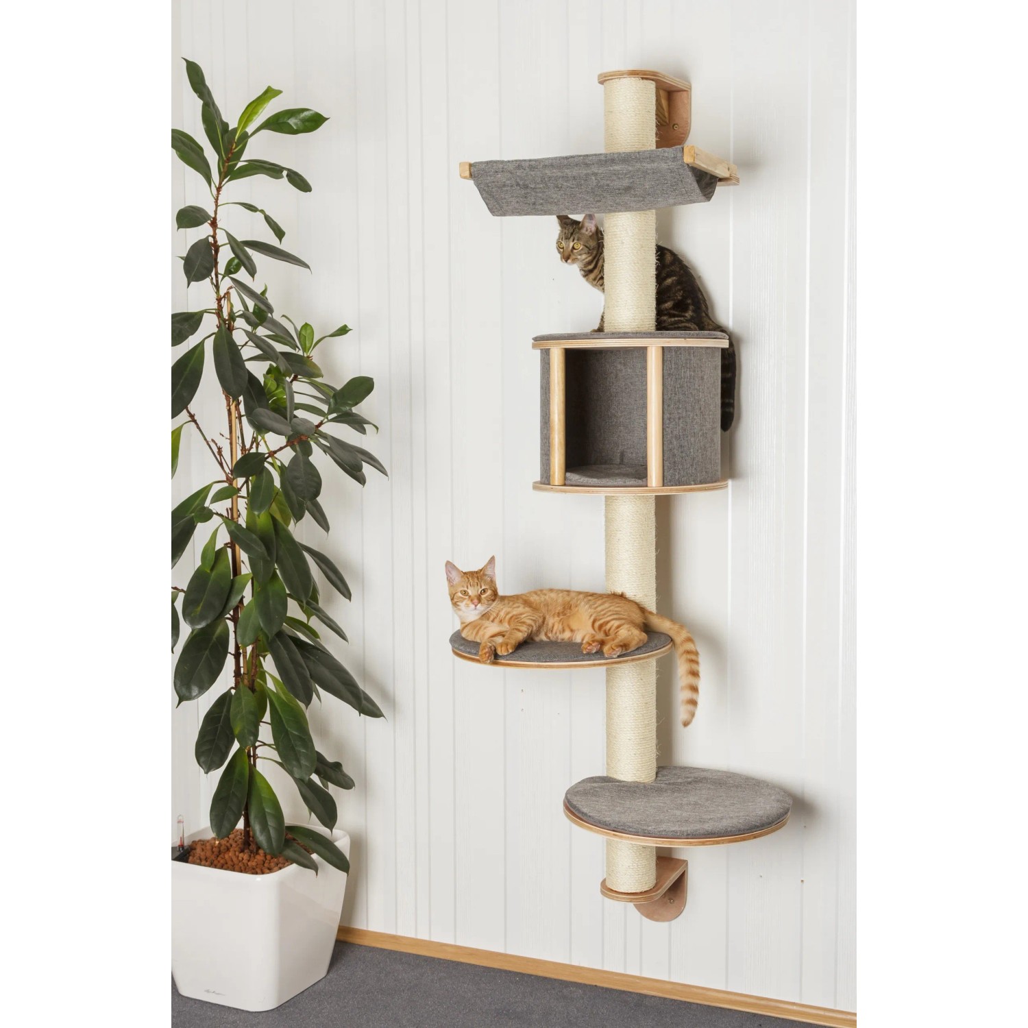 Kerbl Wandkratzbaum Dolomit Tofana mit Liegeflächen, Hängematte und Höhle für Katzen.