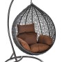 Grauer Home Deluxe Hängesessel Cielo aus Polyrattan mit braunen Kissen und Regenabdeckung.