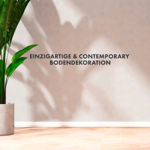 Weiße, selbstklebende KARAT Sockelleiste Oslo (15m) an Wand montiert.