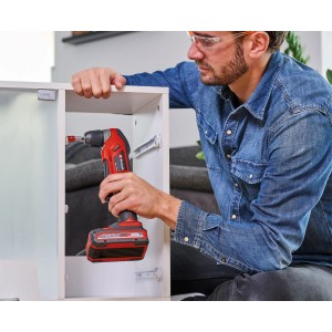 Einhell Akku-Winkelbohrmaschine TE-AD 18 Li im Einsatz beim Schrauben an einem weißen Schrank.