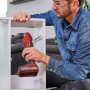 Einhell Akku-Winkelbohrmaschine TE-AD 18 Li im Einsatz an einem weißen Schrank.