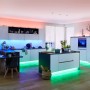 Moderne Küche mit Paulmann MaxLED RGBW LED Streifen, die farbiges Licht spenden.