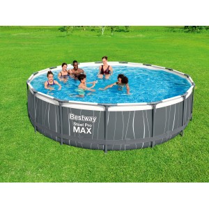 Bestway Steel Pro MAX Stahlrahmenpool-Set Ø 457 cm mit Badenden im Garten.