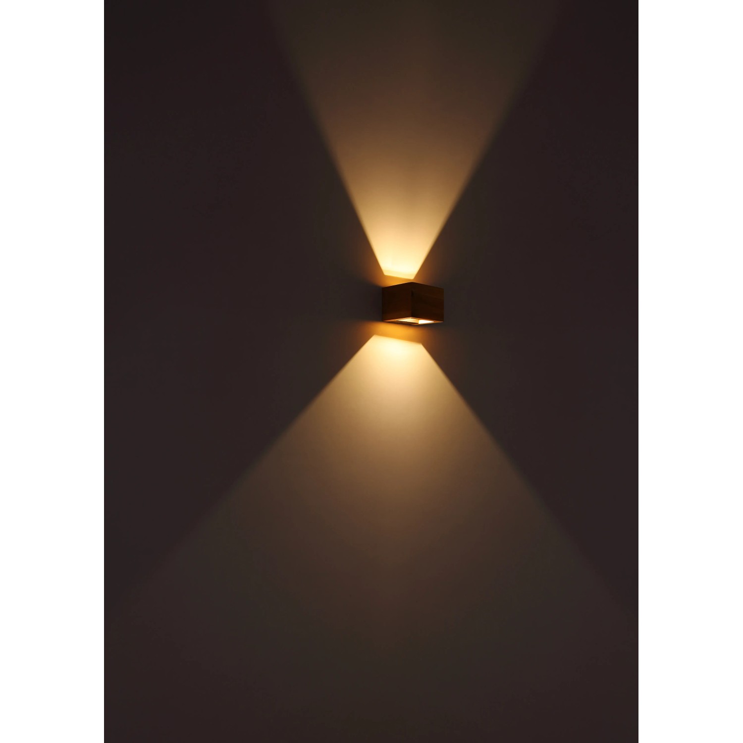 Moderne, dunkelbraune LED-Wandleuchte Alina mit warmweißem Licht für stimmungsvolle Beleuchtung.