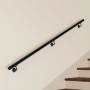 Schwarzer Edelstahl Handlauf 220 cm mit 3 Halterungen an heller Wand neben Holztreppe. Sicherer Halt für Treppen.