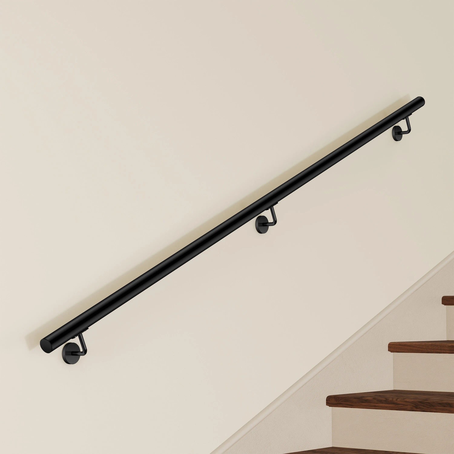 Schwarzer Edelstahl Handlauf 220 cm mit 3 Halterungen an heller Wand neben Holztreppe. Sicherer Halt für Treppen.
